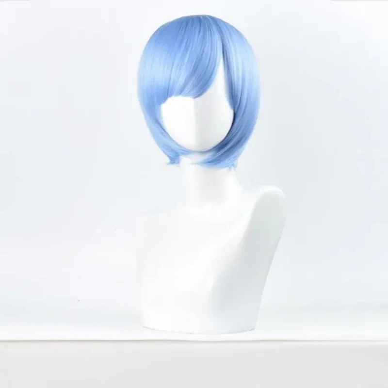 Peruca curta azul da Rem, de Re:Zero, com franja lateral, sobre cabeça de manequim branca
