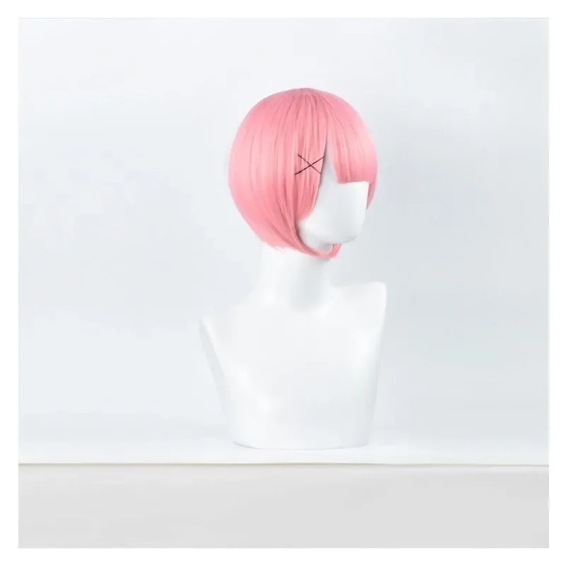 Peruca rosa da Ram, de Re:Zero, de lado, mostrando o corte curto e a presilha em X