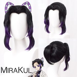 Peruca preta com pontas roxas da Shinobu Kocho, de Demon Slayer, com presilha de borboleta
