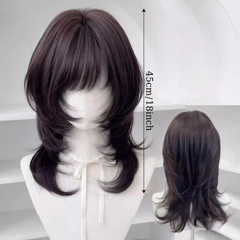 Peruca wolf cut preta de 45 cm (18 polegadas) num manequim, frente e trás