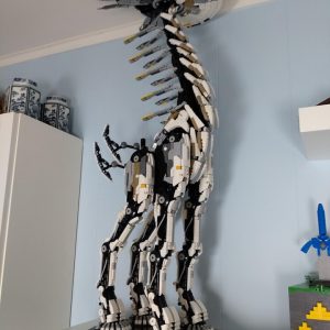 Figure de blocos do Pescoção, de Horizon, robô gigante preto e branco