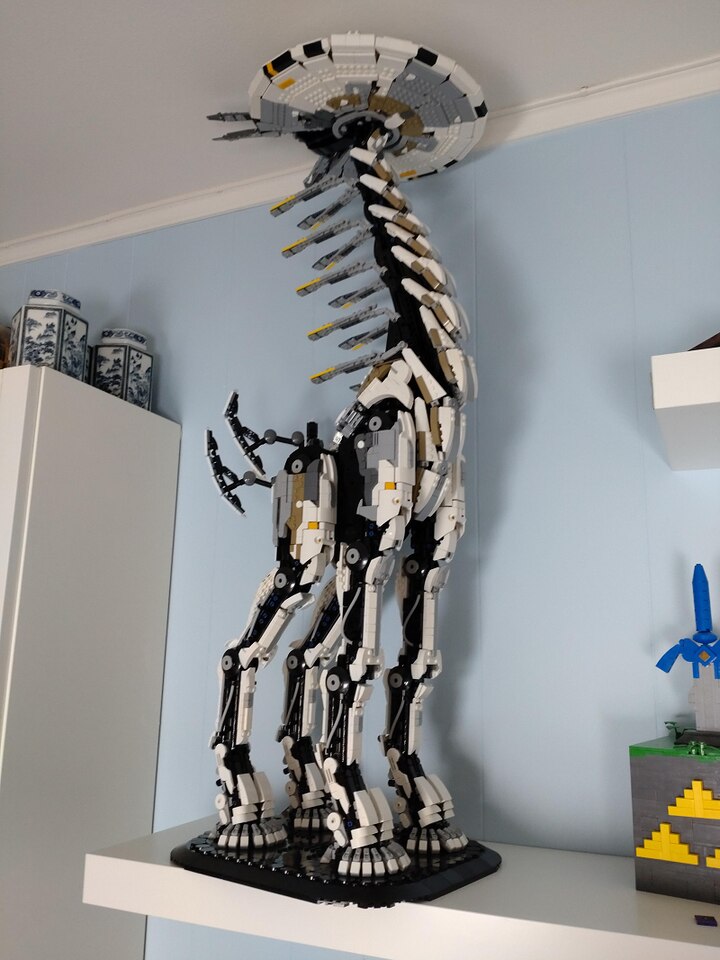 Figure de blocos do Pescoção, de Horizon, robô gigante preto e branco