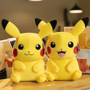Pelúcias do Pikachu amarelas com bochechas vermelhas, em dois modelos