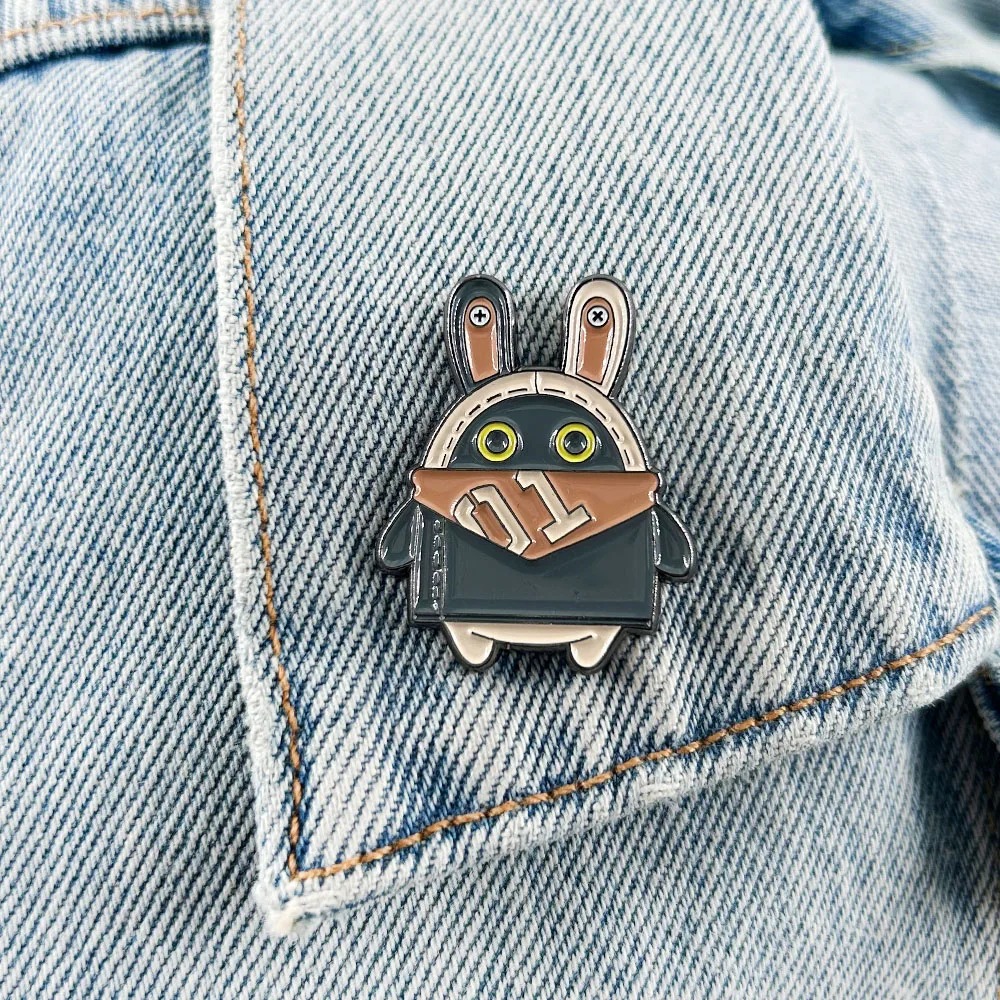 Pin do Bangboo, de Zenless Zone Zero, na gola de uma jaqueta jeans