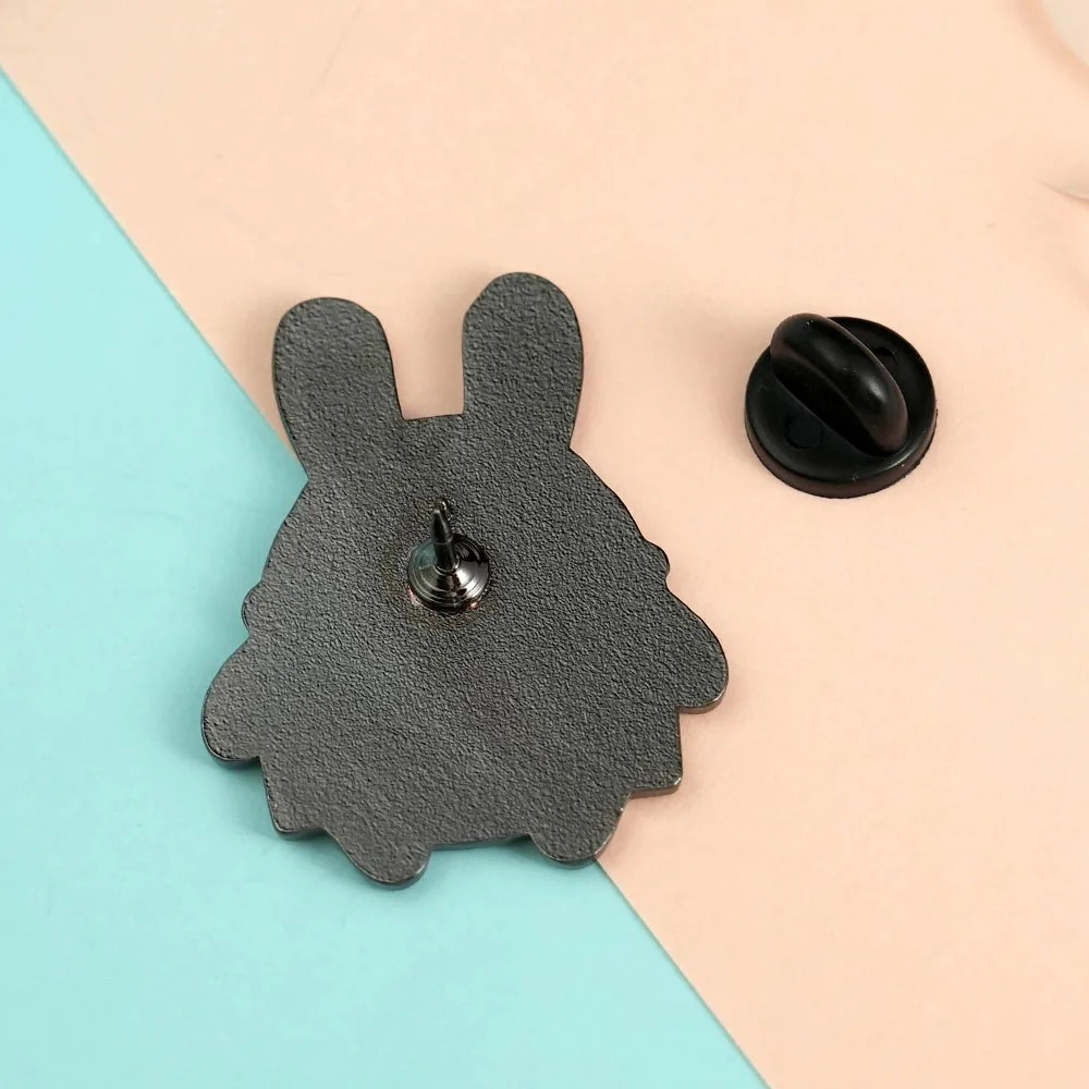 Parte de trás do pin do Bangboo, de Zenless Zone Zero, com o fecho de borracha preta