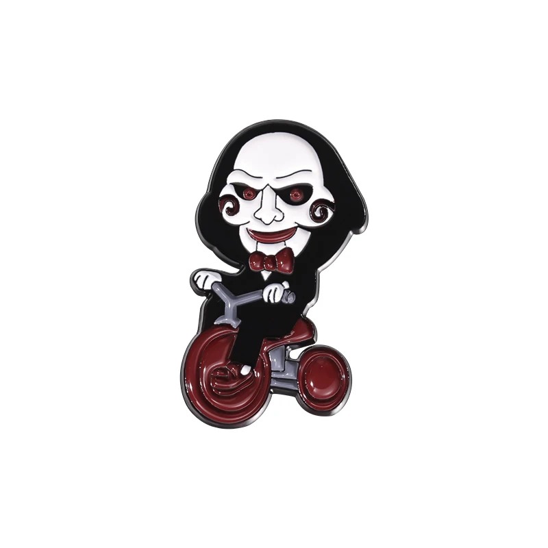 Pin esmaltado do boneco Billy, de Jogos Mortais, num triciclo vermelho, sobre fundo branco