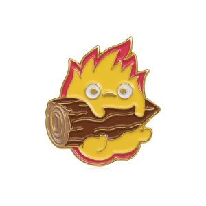 Pin esmaltado do Calcifer, O Castelo Animado, em amarelo e rosa, abraçado a uma lenha, em fundo branco