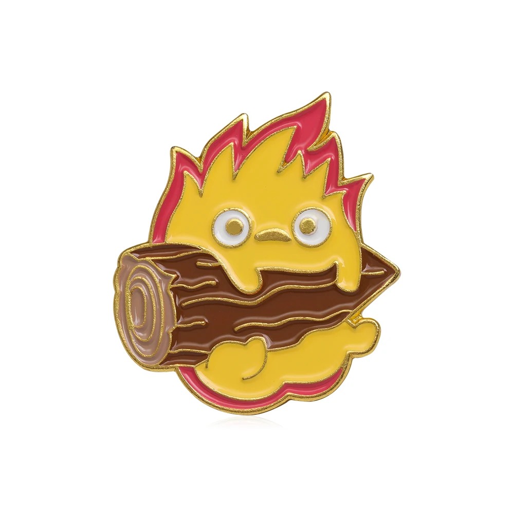 Pin esmaltado do Calcifer, O Castelo Animado, em amarelo e rosa, abraçado a uma lenha, em fundo branco