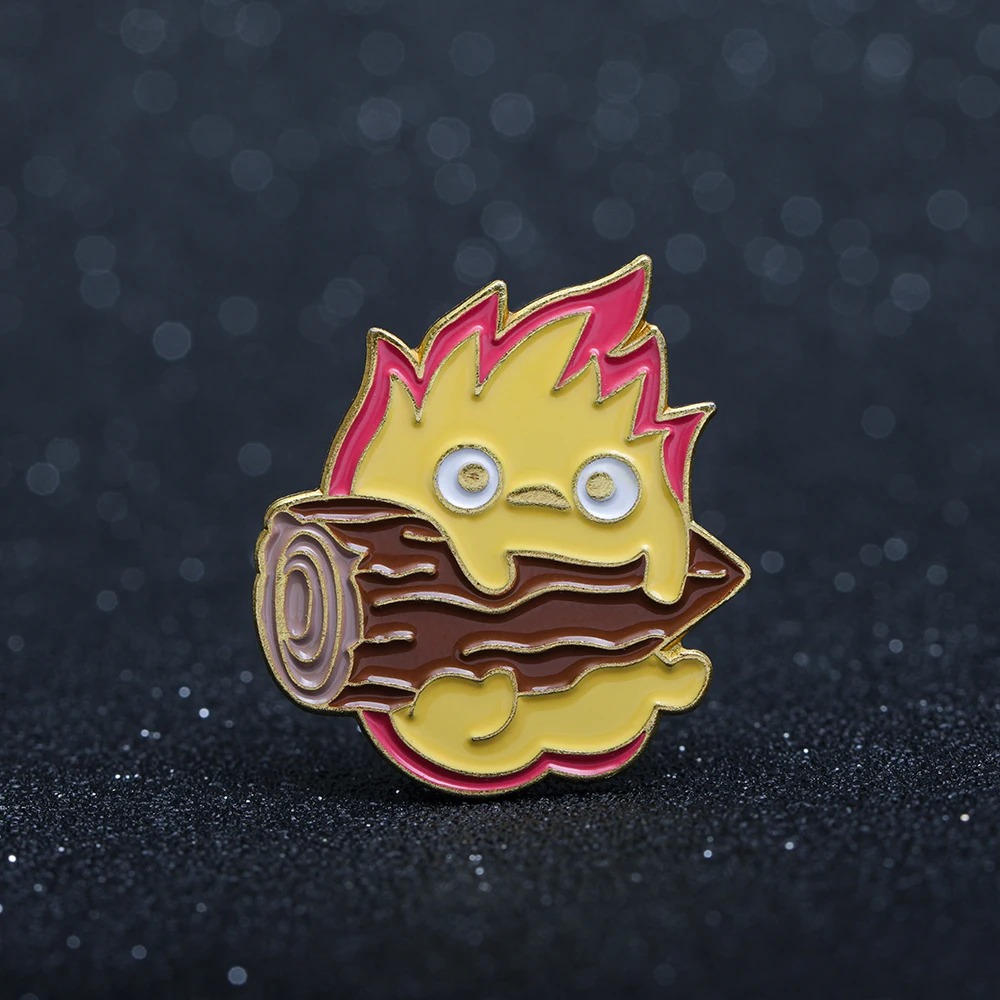 Pin esmaltado do Calcifer, O Castelo Animado, sobre fundo escuro com brilho