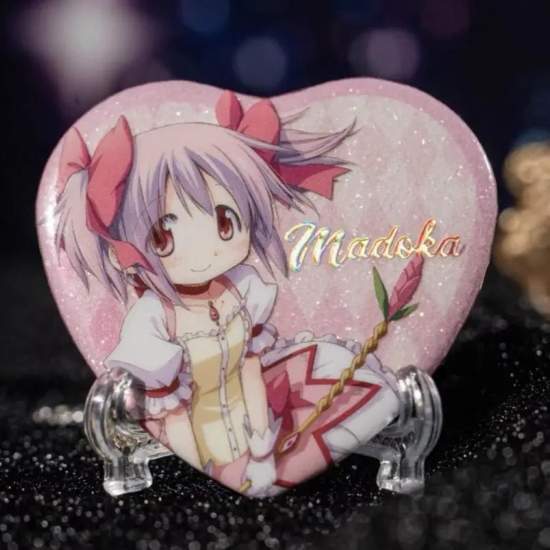 Pin em formato de coração com a arte da Madoka Kaname, de Puella Magi Madoka Magica