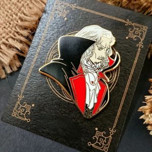Pin esmaltado do Drácula, de Castlevania, de capa preta e forro vermelho, sobre cartela preta