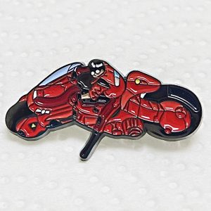 Pin esmaltado da moto vermelha do Kaneda, de Akira, em fundo claro