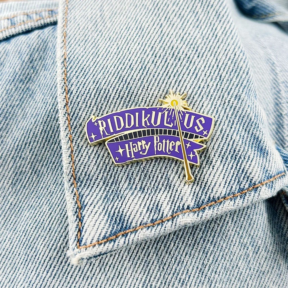 Pin Riddikulus de Harry Potter preso na gola de uma jaqueta jeans