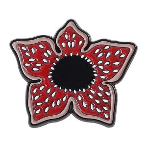 Pin esmaltado da flor vermelha do Demogorgon, Stranger Things, com miolo preto e dentes brancos