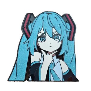 Pin esmaltado da Hatsune Miku, Vocaloid, com a mão no queixo e maria-chiquinhas azul-turquesa