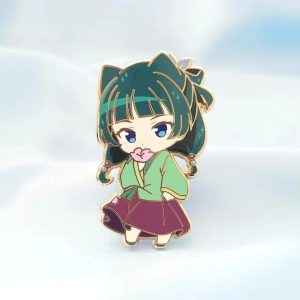 Pin esmaltado da Maomao chibi, Diários de uma Apotecária, de roupa verde e saia vinho, em fundo azul claro