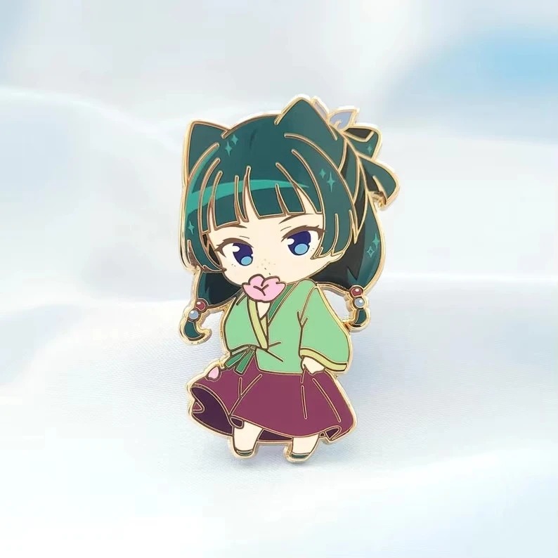 Pin esmaltado da Maomao chibi, Diários de uma Apotecária, de roupa verde e saia vinho, em fundo azul claro