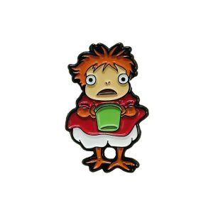 Pin esmaltado da Ponyo, de vestido vermelho e baldinho verde, em fundo branco