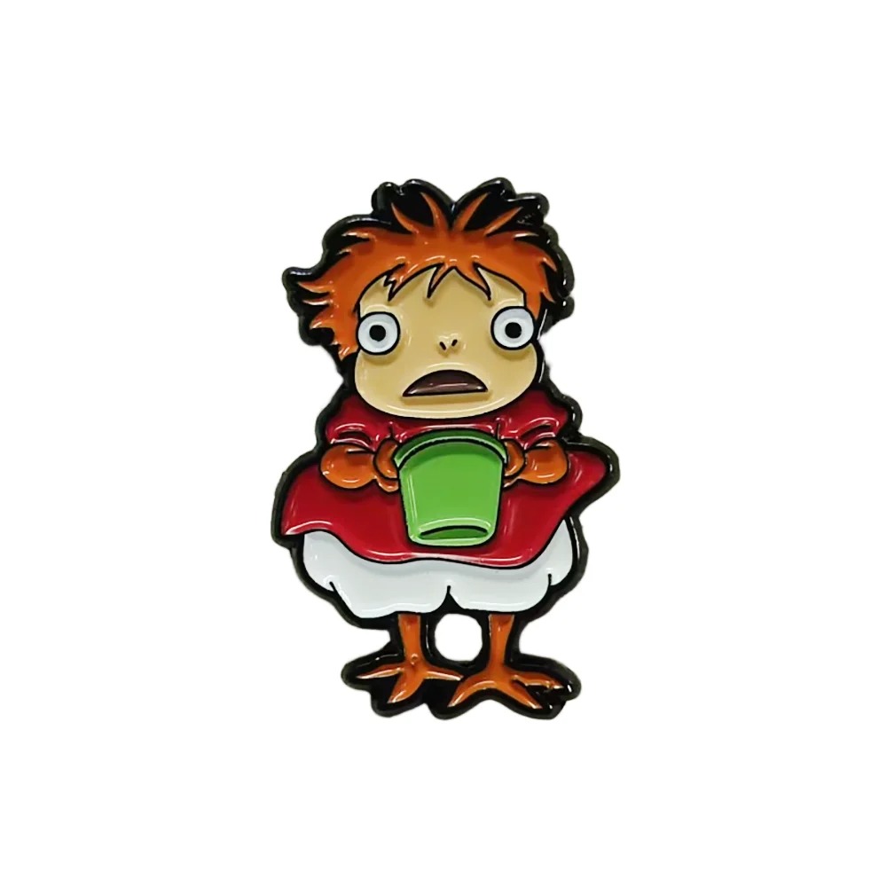 Pin esmaltado da Ponyo, de vestido vermelho e baldinho verde, em fundo branco