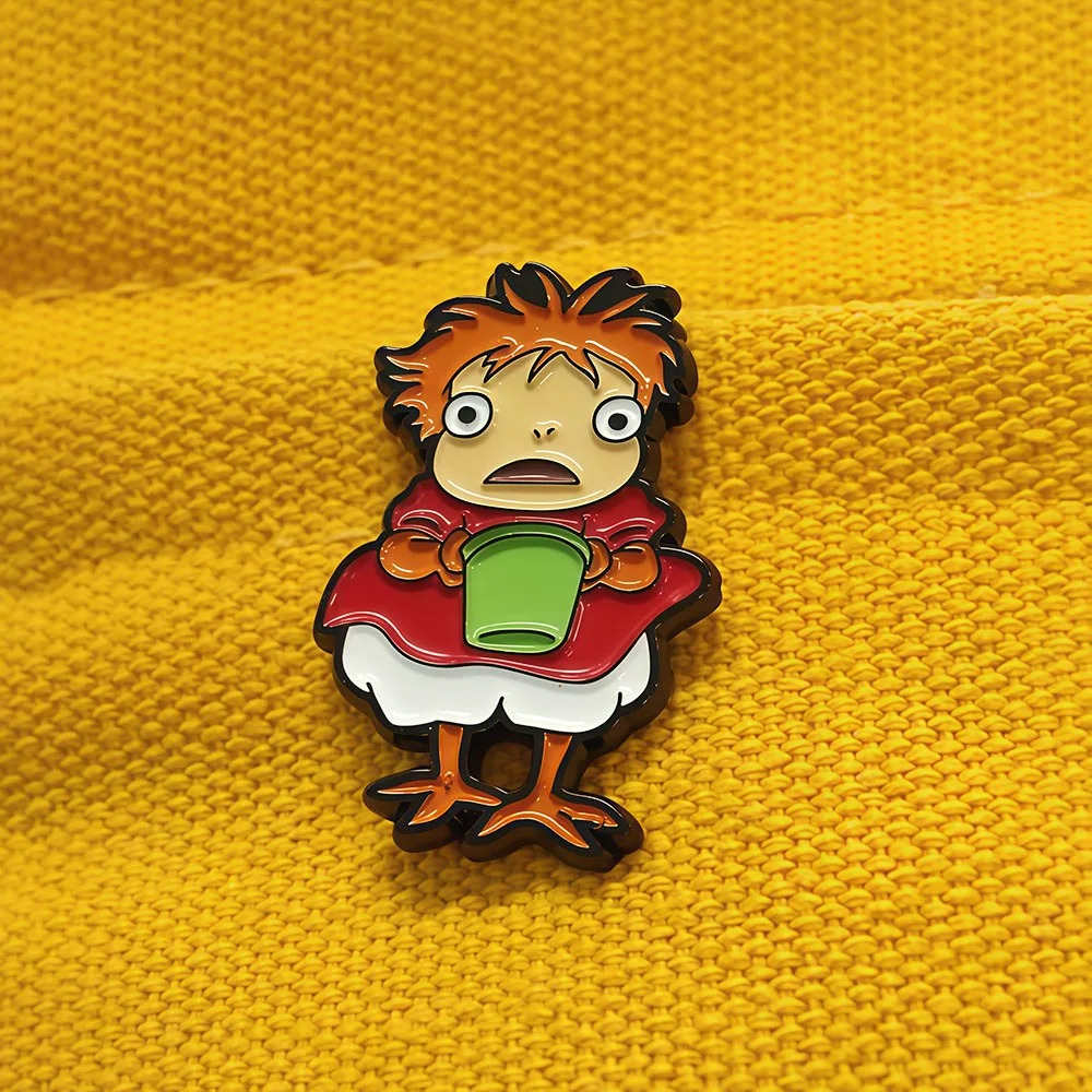Pin esmaltado da Ponyo sobre tecido amarelo