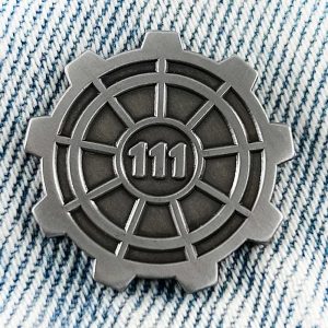 Pin de metal da porta do Vault 111, Fallout, com engrenagem e número 111 sobre tecido jeans