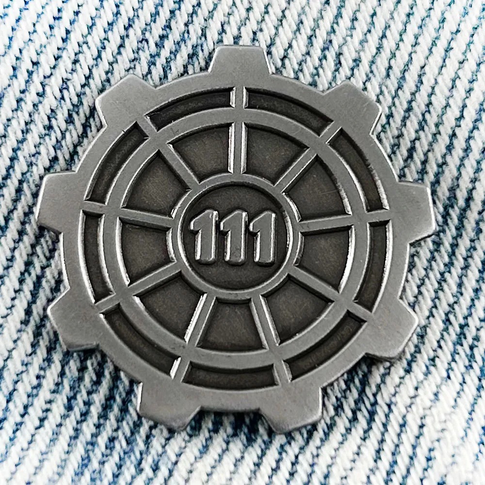 Pin de metal da porta do Vault 111, Fallout, com engrenagem e número 111 sobre tecido jeans