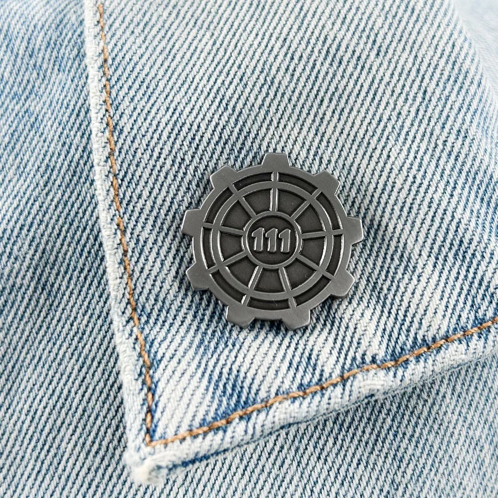 Pin do Vault 111 de Fallout preso na barra de uma jaqueta jeans