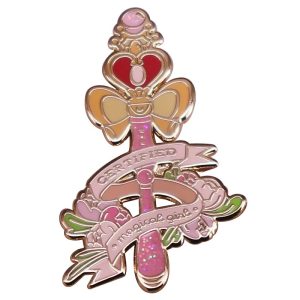 Pin esmaltado de varinha mágica rosa com laço dourado e flores, inspirado em Sailor Moon