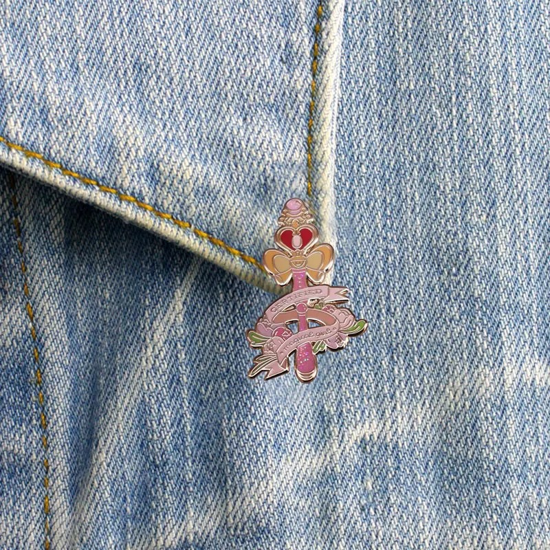 Pin da varinha mágica de Sailor Moon preso em uma gola jeans