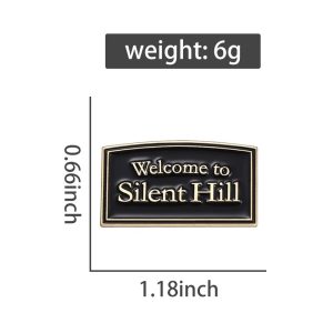Pin Welcome to Silent Hill de metal esmaltado preto e borda dourada, com as medidas de 1,18 x 0,66 polegadas