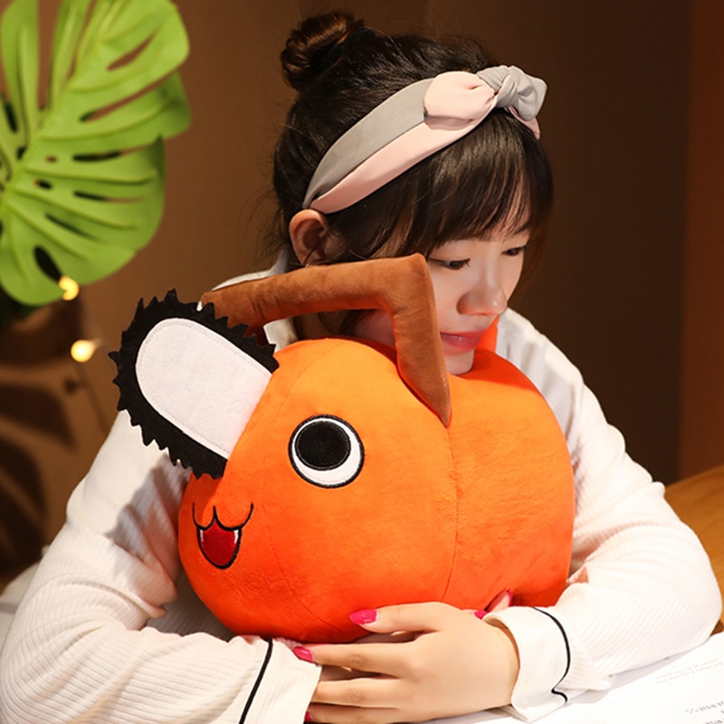 Pelúcia do Pochita, de Chainsaw Man, laranja com serra no focinho