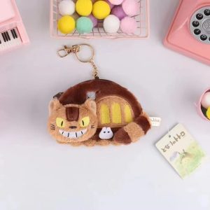 Porta-moedas de pelúcia do Gatobus, de Meu Amigo Totoro, com argola dourada sobre fundo rosa