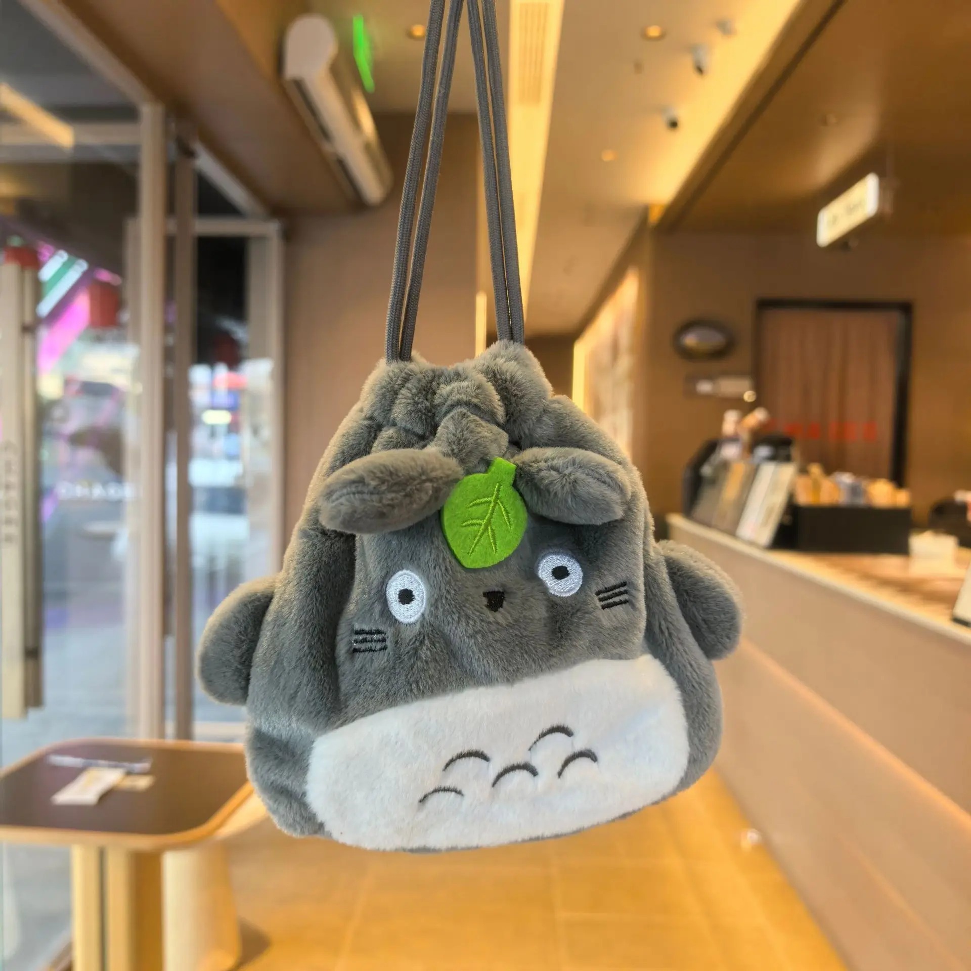 Porta-moedas de pelúcia do Totoro maior, pendurado por cordão, de Meu Amigo Totoro