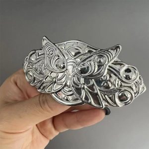 Presilha de metal prateado com borboletas, estilo da Fern de Frieren, na mão