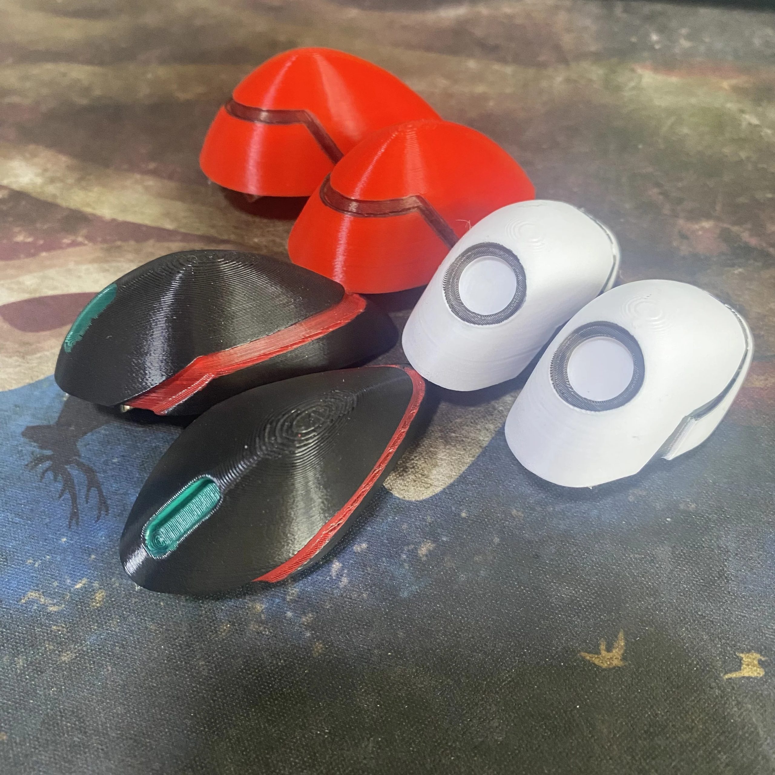 Presilhas de Evangelion para cosplay em vermelho, branco e preto, dispostas sobre uma mesa
