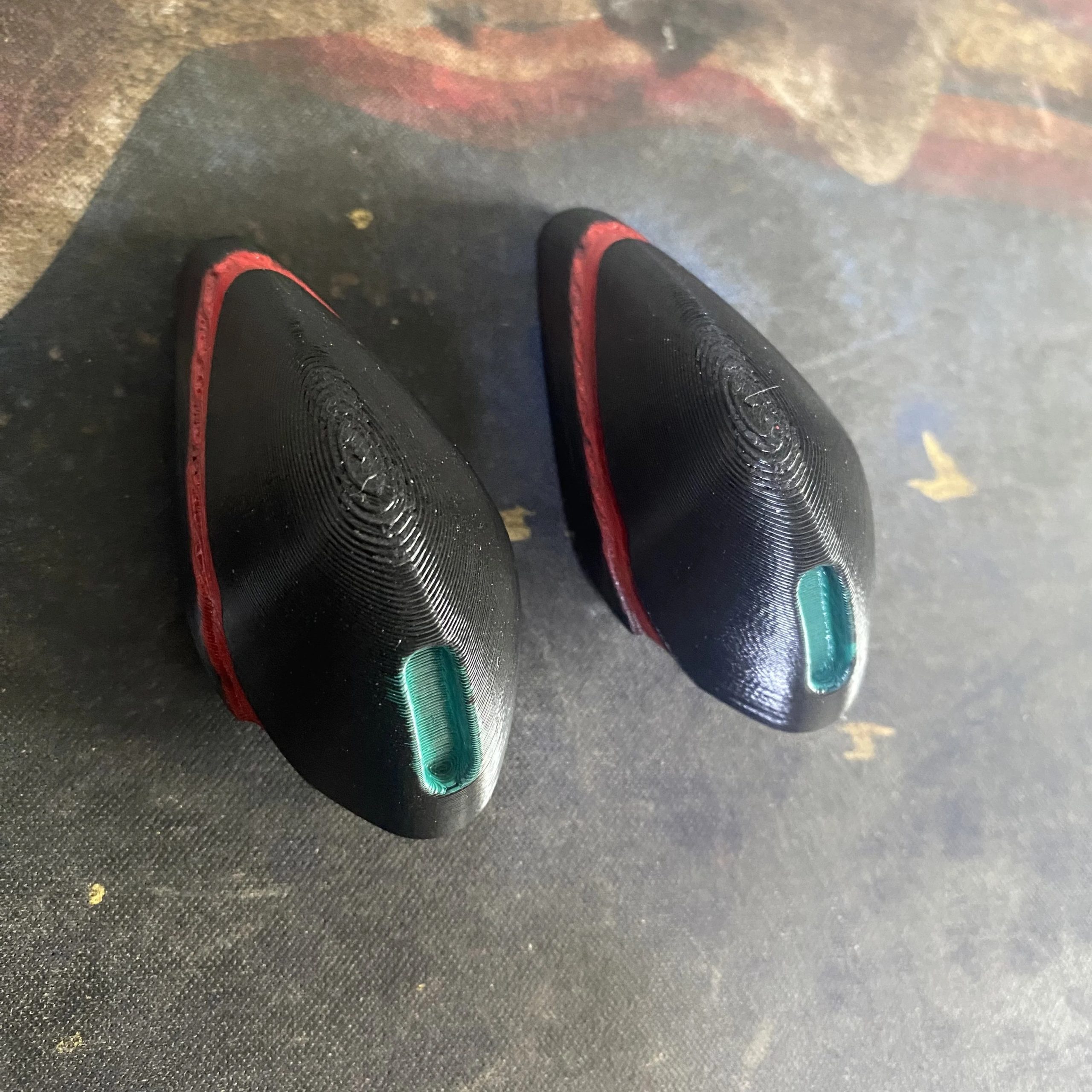 Par de presilhas pretas com detalhes vermelho e verde, de Evangelion