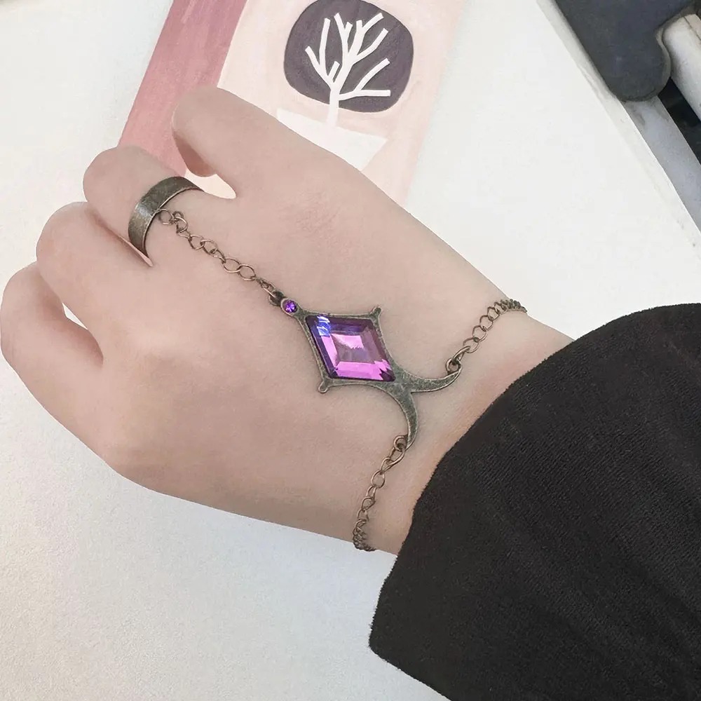 Pulseira com anel e cristal roxo vestida na mão, Madoka Magica