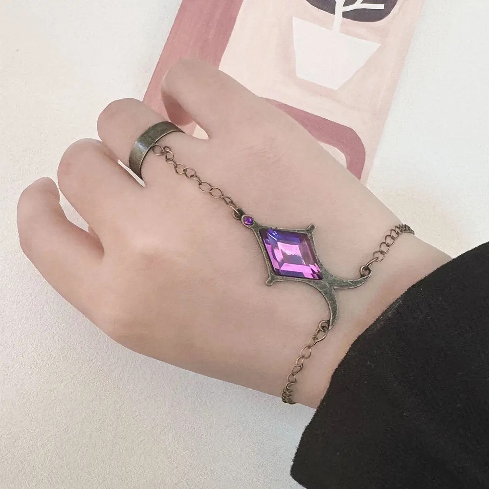 Cristal roxo e anel no dedo médio, ligados por corrente, Madoka Magica