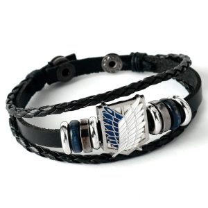 Pulseira de couro trançado preto com emblema azul e branco das Asas da Liberdade, Attack on Titan