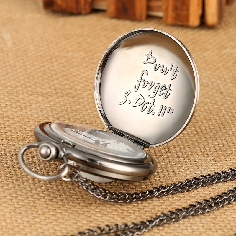 Tampa aberta do relógio de bolso com frase gravada, Fullmetal Alchemist