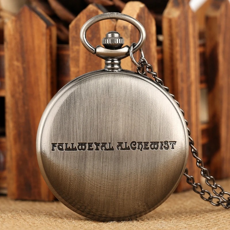 Parte de trás do relógio de bolso com Fullmetal Alchemist gravado
