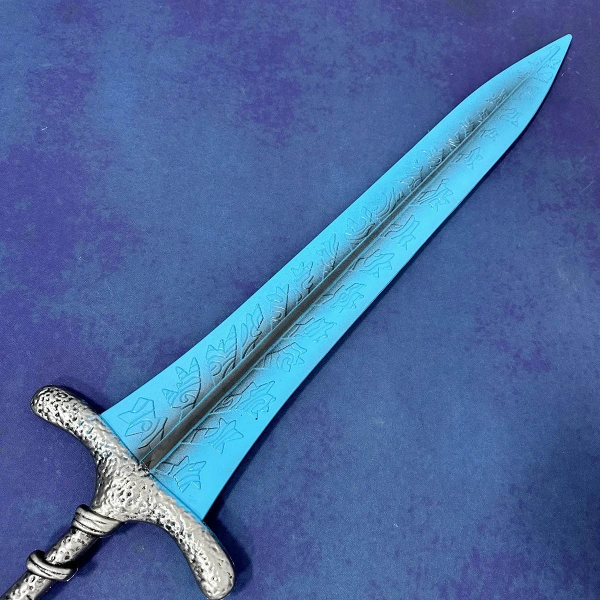 Réplica da Dark Moon Greatsword, de Elden Ring, com lâmina azul-lunar e cabo prateado