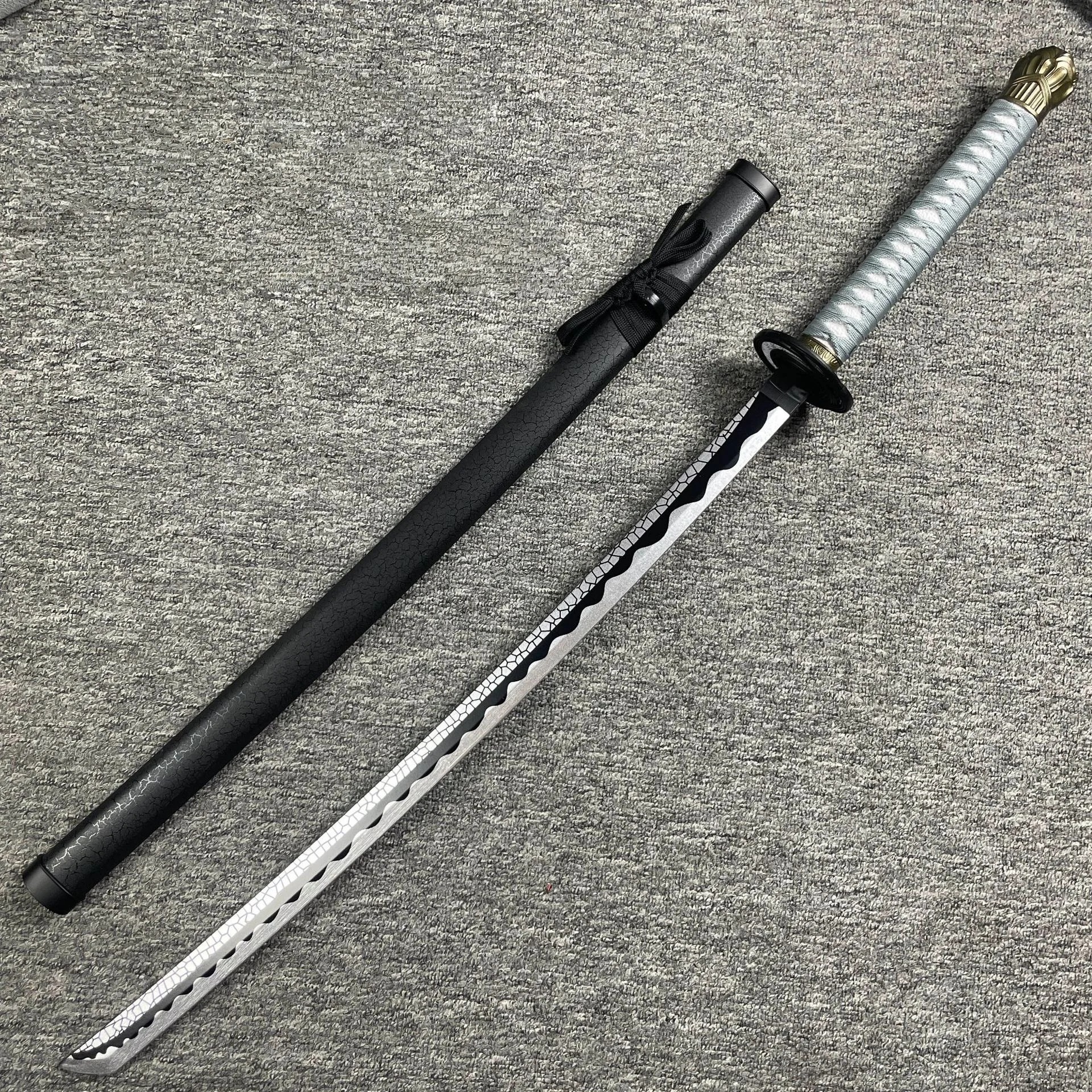 Réplica da katana Moonveil, de Elden Ring, com cabo prateado, lâmina ondulada e bainha preta