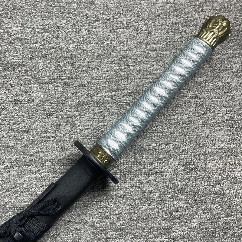 Cabo prateado trançado e pomo dourado da réplica da katana Moonveil