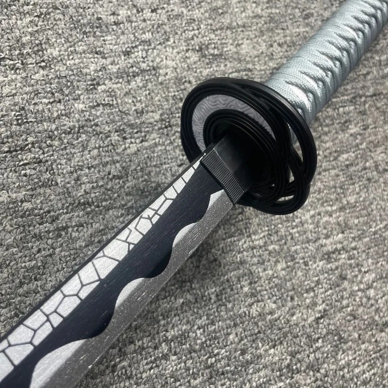 Guarda e lâmina ondulada da katana Moonveil, de Elden Ring, em detalhe