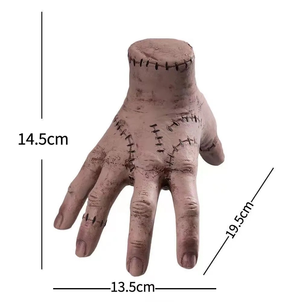 Réplica da mão Thing, de Wandinha, com as medidas 14,5 x 13,5 x 19,5 cm indicadas