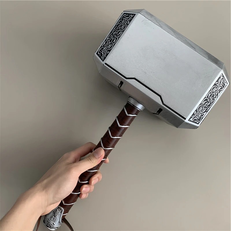 Mão segurando o martelo Mjölnir do Thor sobre fundo bege