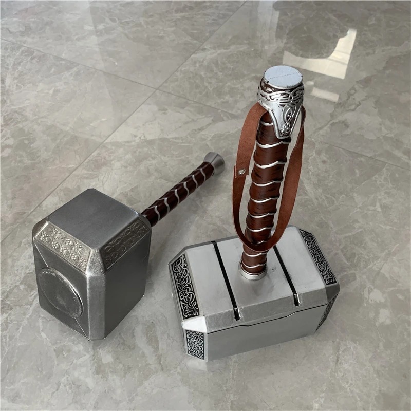 Dois martelos Mjölnir lado a lado, mostrando a cabeça e o cabo com alça