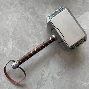 Martelo Mjolnir do Thor, da Marvel, prateado com cabo marrom e alça, sobre piso cinza