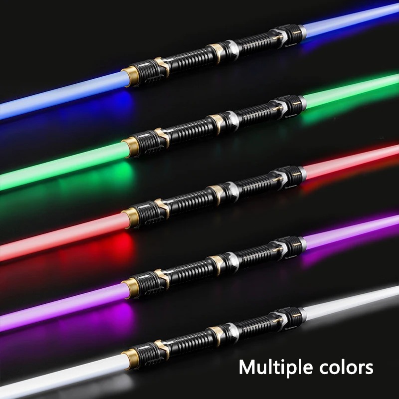 Cinco sabres de luz de cosplay empilhados e acesos em azul, verde, vermelho, roxo e branco